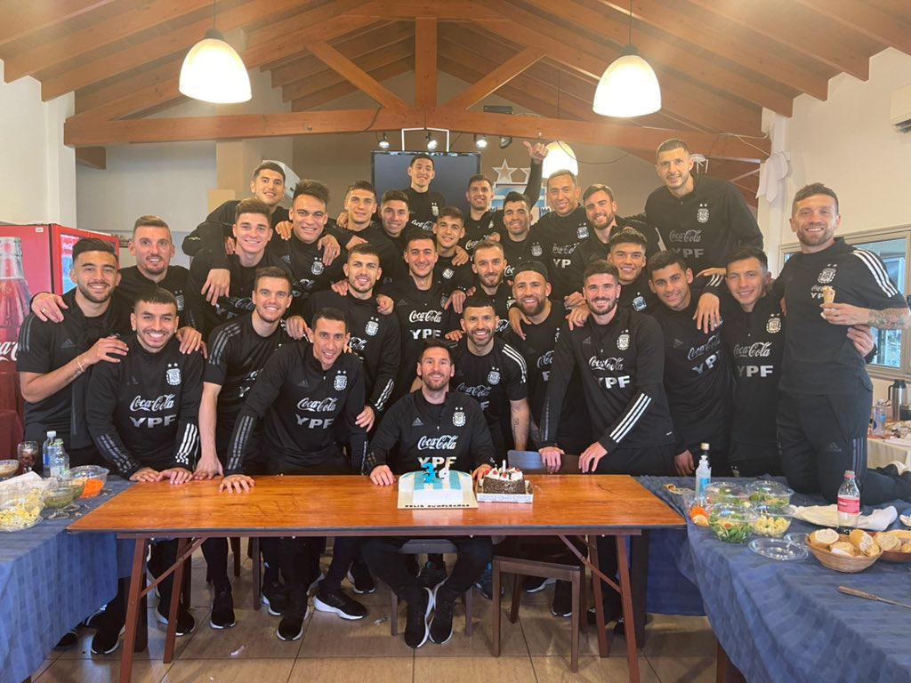 Asado y torta por los 34 años de Messi