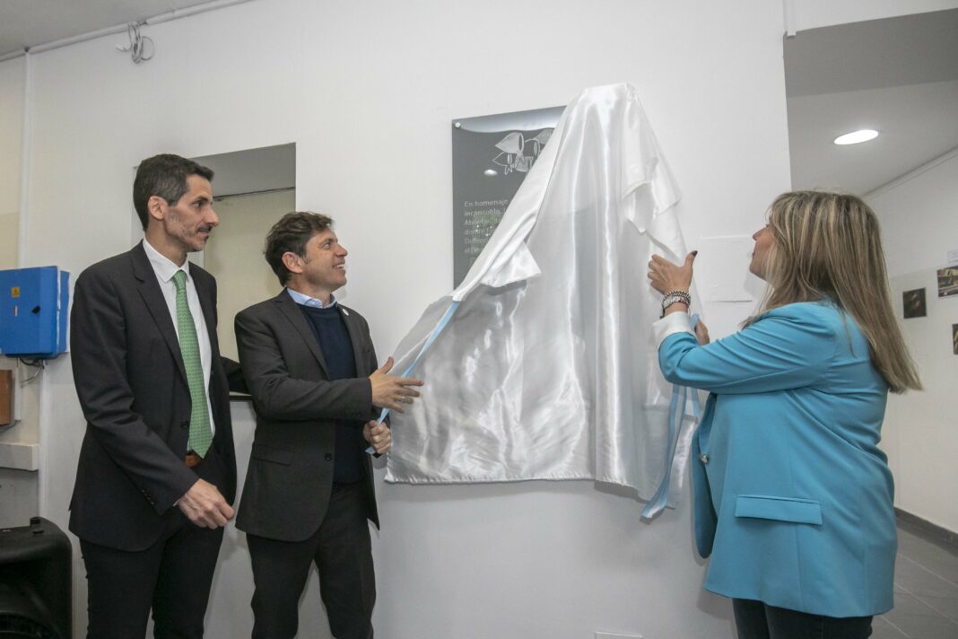 Kicillof descubrió una placa en homenaje a las Abuelas de Plaza de Mayo