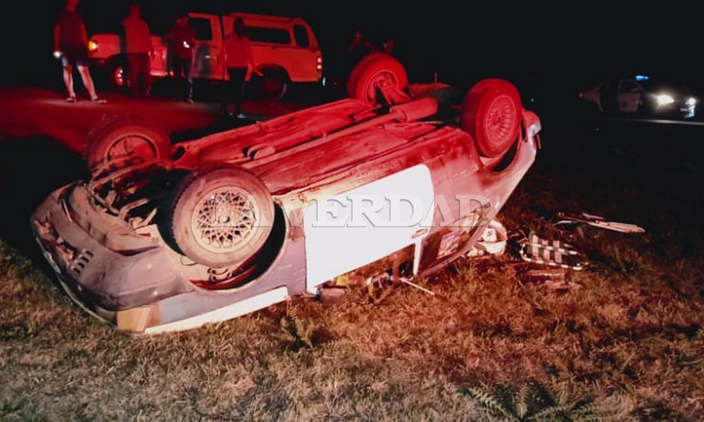 Automóvil vuelca por el impacto de una moto