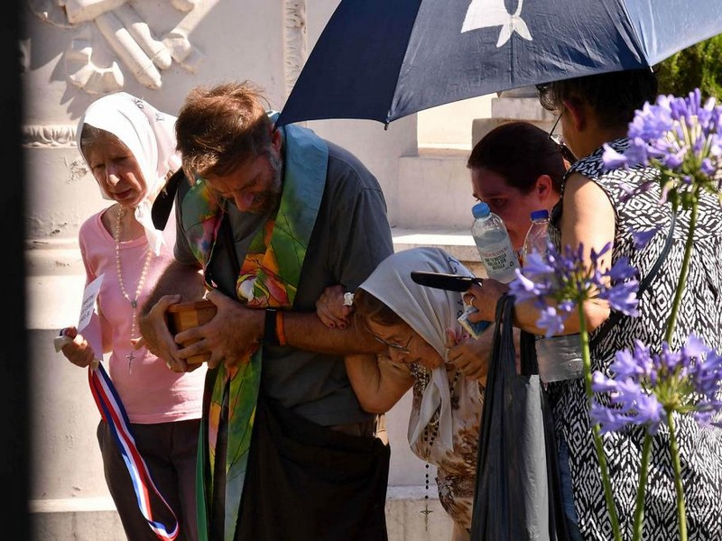 Los restos de Hebe de Bonafini ya descansan en Plaza de Mayo