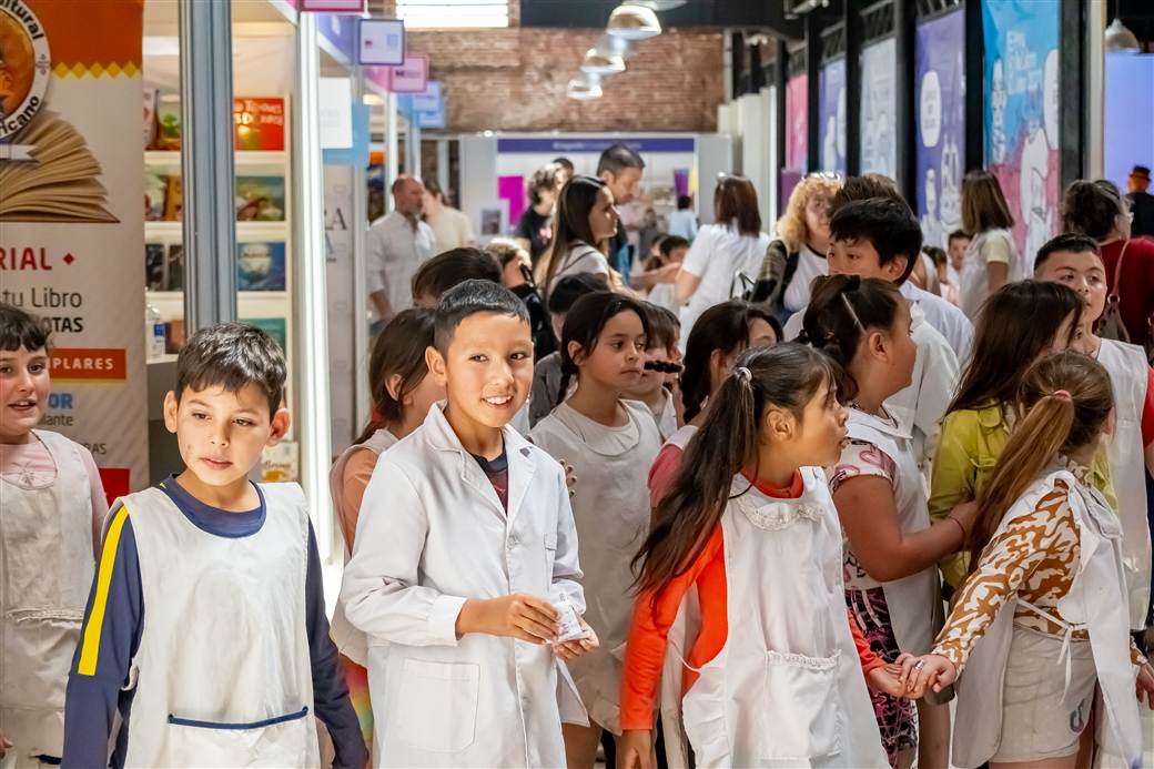La segunda jornada de la Feria del Libro contó con la visita de alrededor de 1200 alumnos
