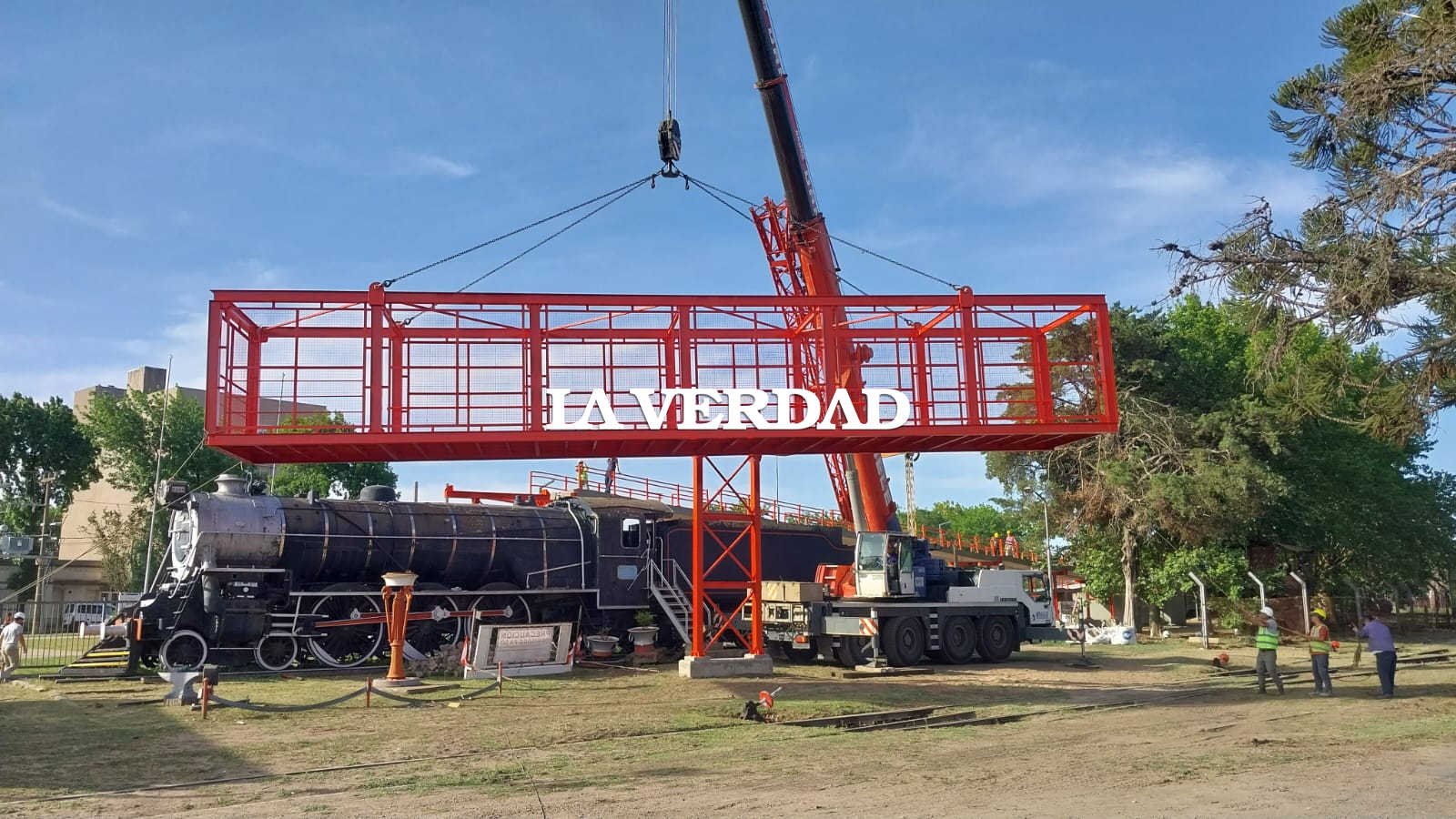 Ya se está instalando la pasarela peatonal del paso bajo nivel