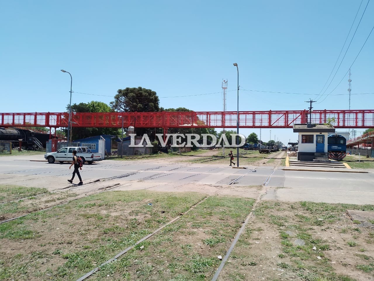 Culminaron la instalación de la pasarela en Avenida Rivadavia