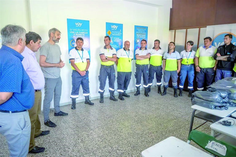 Entrega de indumentaria para el personal de Seguridad Vial