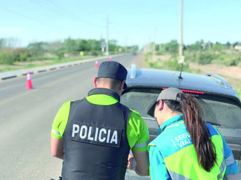 Con tránsito intenso y muchos  controles arrancó el fin de semana largo