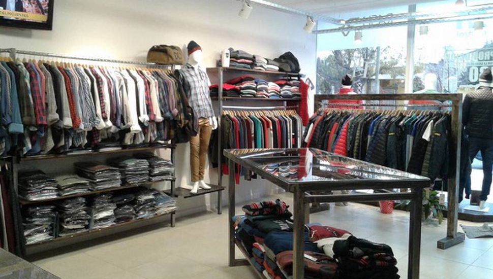 A pesar del feriado el comercio abre con normalidad