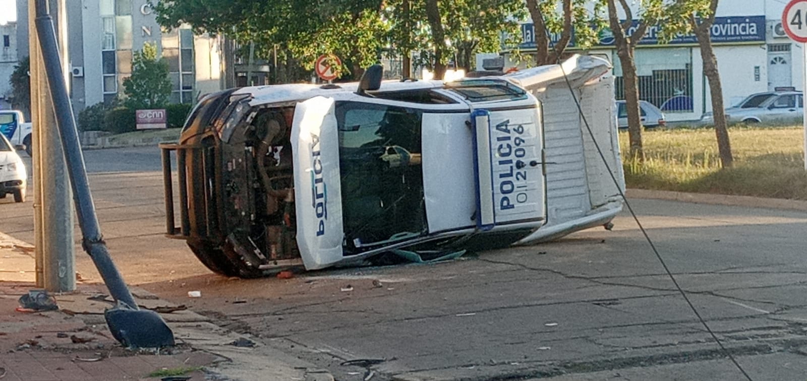 Brutal choque entre dos móviles policiales