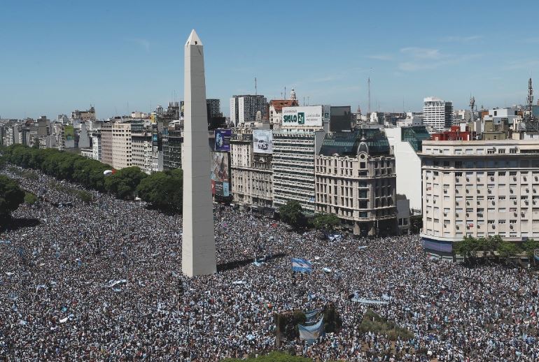Revolución por los campeones del mundo: cinco millones de hinchas celebraron en una fiesta con final imprevisto