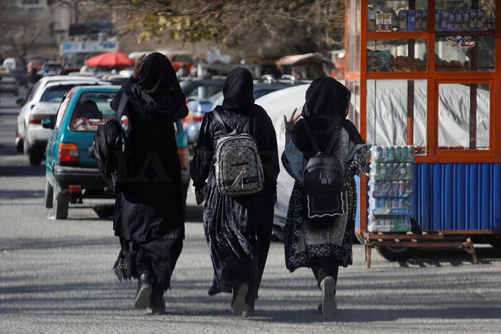 Las mujeres son rechazadas en las universidades afganas tras prohibición de los talibanes
