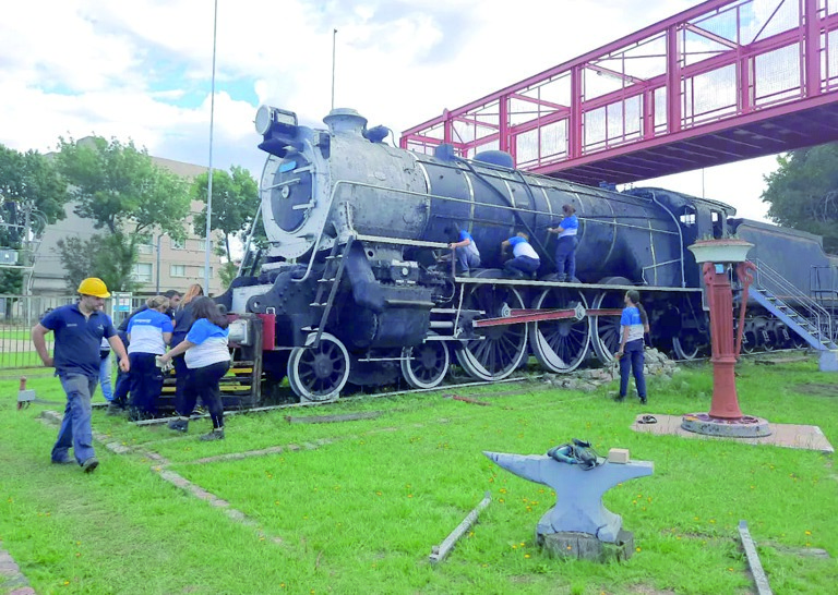 Restauración de chapa y pintura de la locomotora a vapor