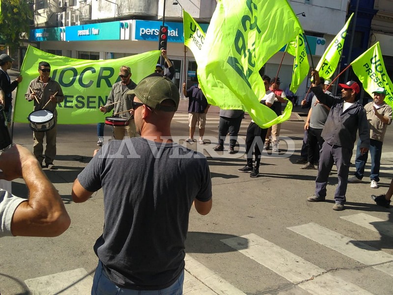 Trabajadores de UOCRA se manifiestan frente al Banco Hipotecario