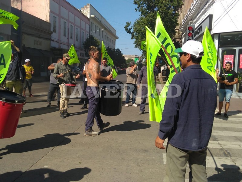 Trabajadores de UOCRA se manifiestan frente al Banco Hipotecario