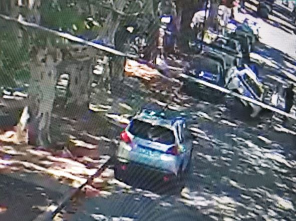 Un auto quedó arriba de otro estacionado, en Newbery y Quintana