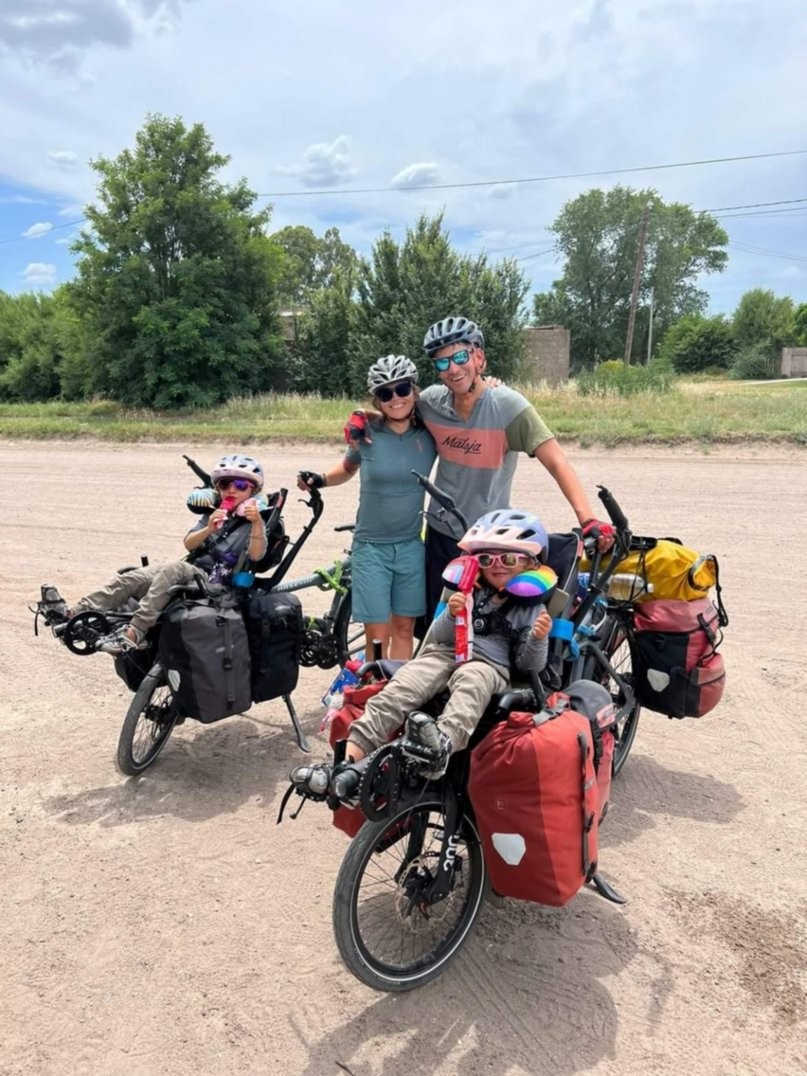 La aventura de una familia suiza que pasó por Argentina en bicicleta