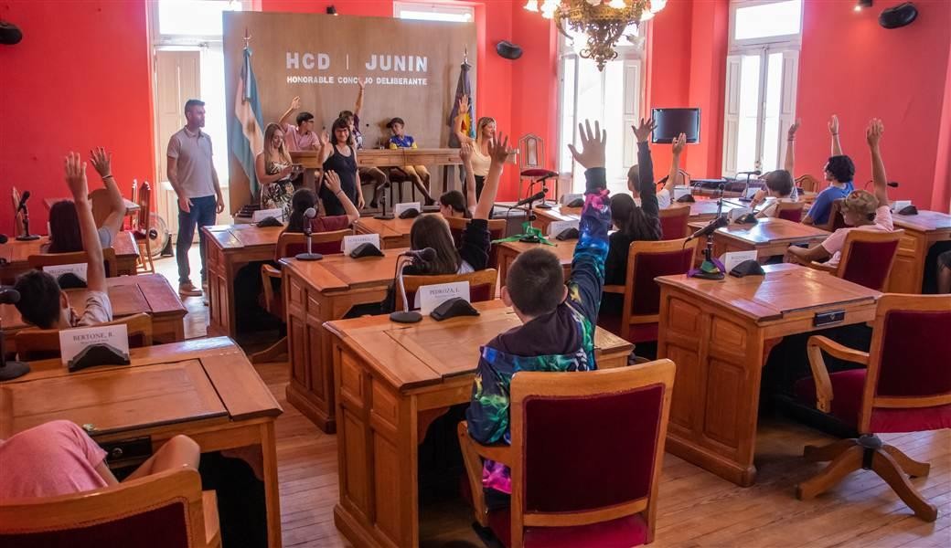 Jóvenes del programa Envión recorrieron el Palacio Municipal