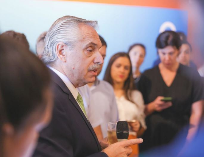 El incómodo momento de Alberto Fernández en su paso por Miramar