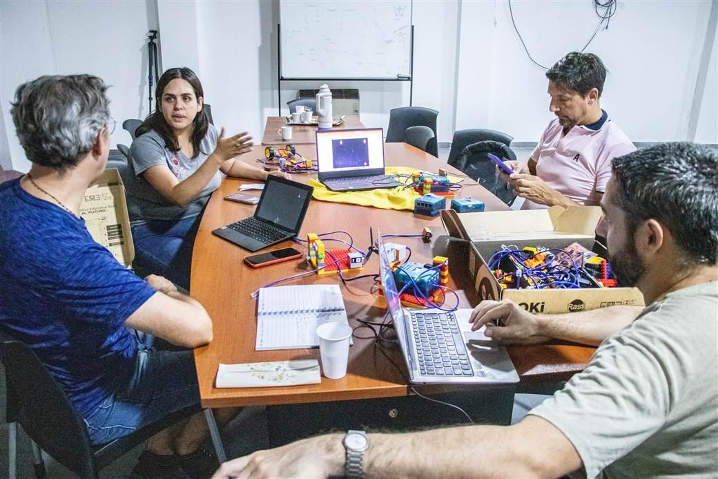 Capacitan al personal docente que estará a cargo de la Escuela de Robótica