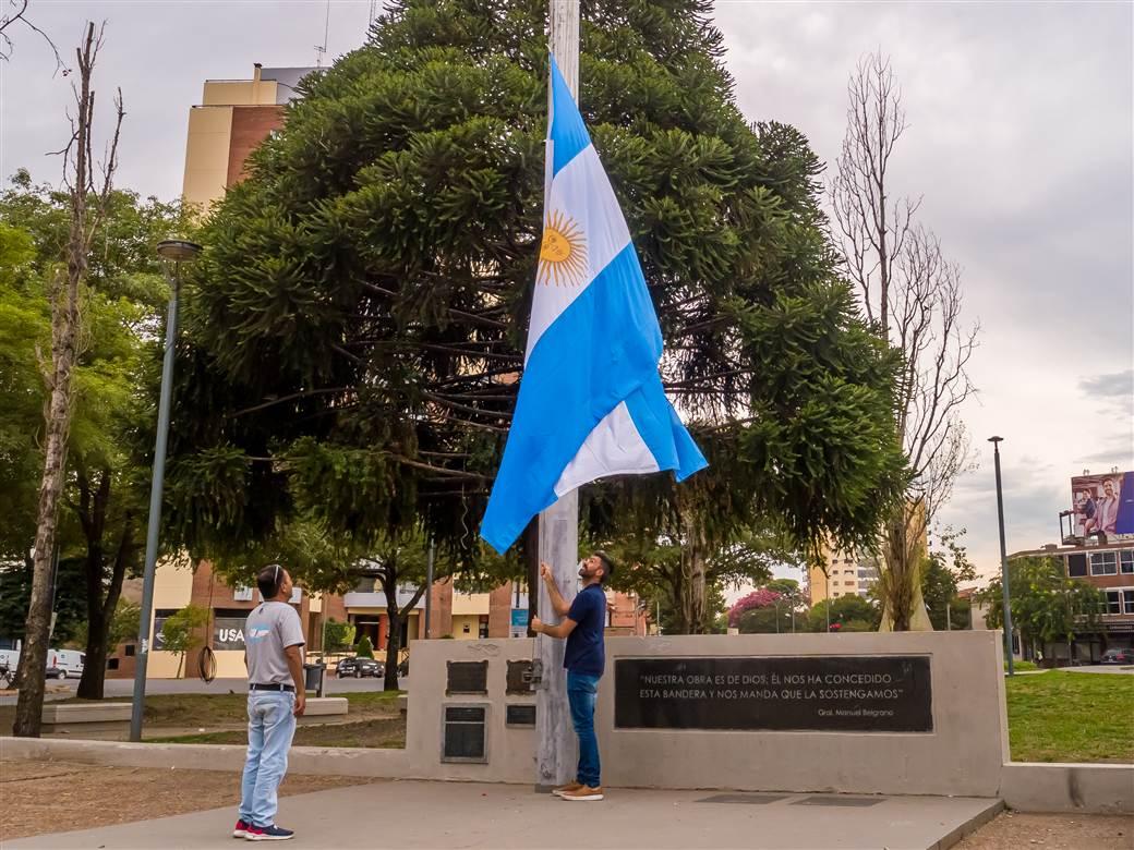 Se repuso la bandera del mástil de la plaza Veteranos de Malvinas
