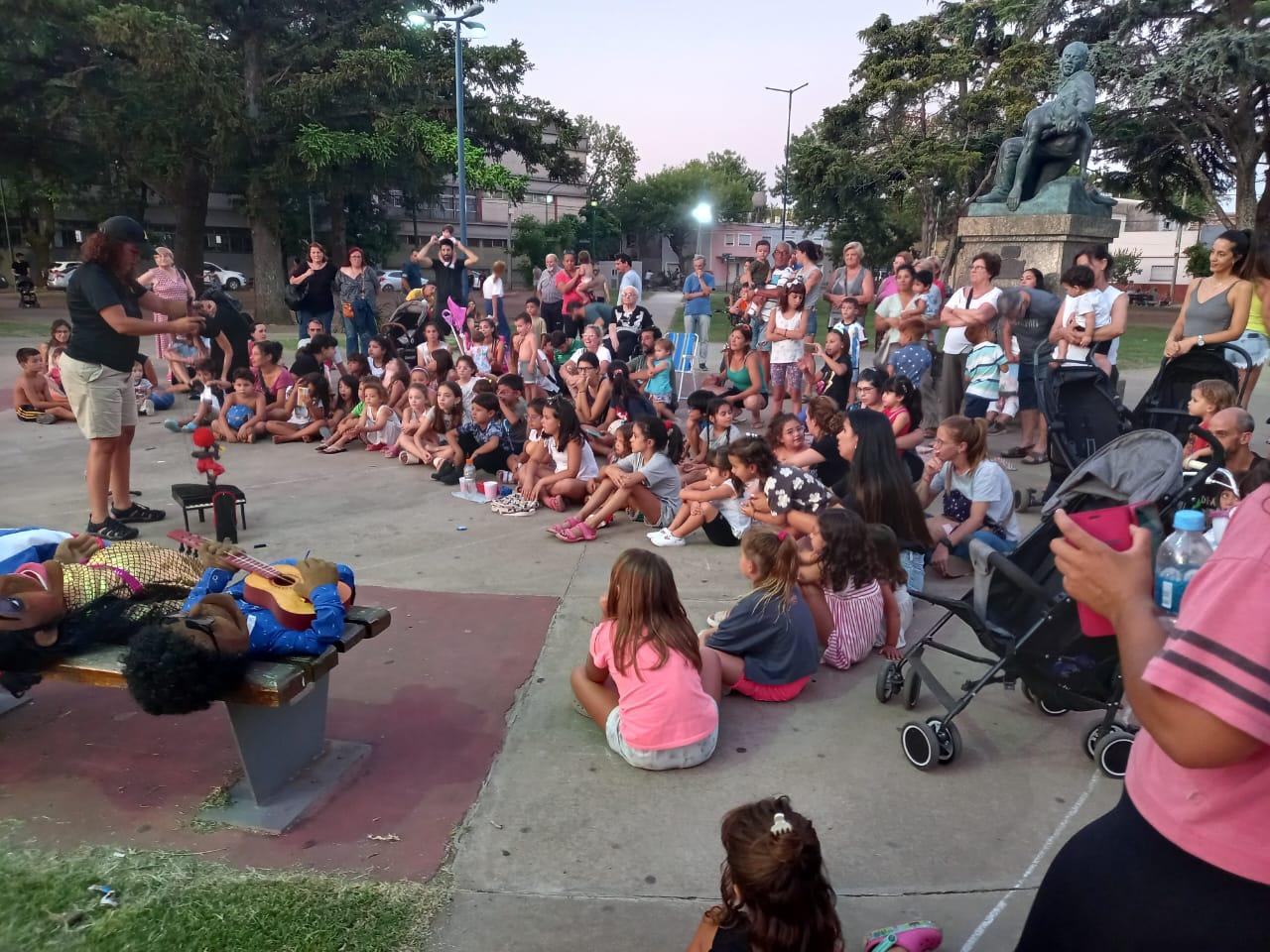 Continúan las funciones del festival de títeres en plazas de la ciudad