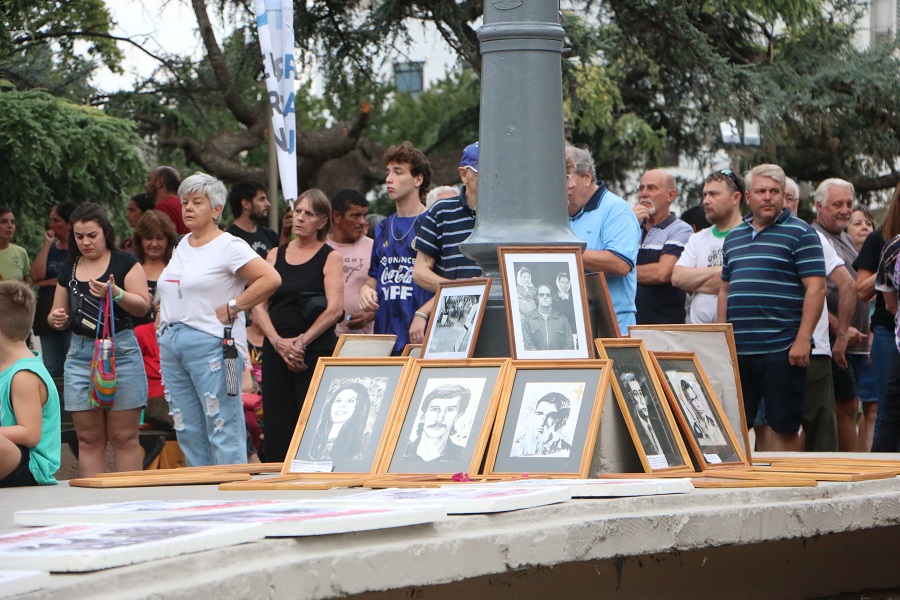 Acto en la plaza por el Día Nacional de la Memoria