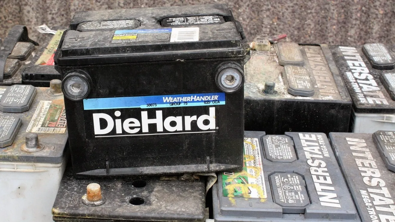 ¿Se puede apoyar la batería en el suelo?