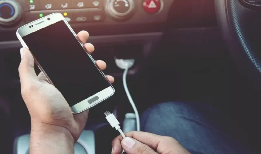 ¿Es malo cargar el celular en el auto? Los motivos