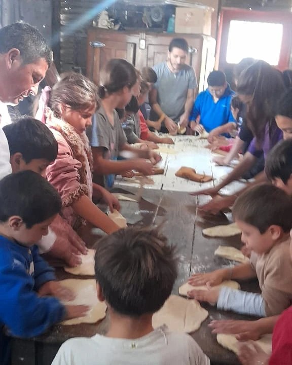 Don Ito cocina junto a los niños de tres merenderos