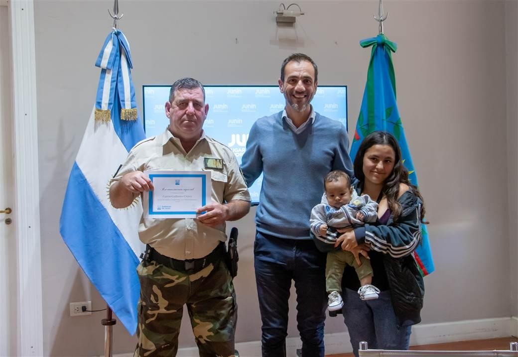 Petrecca recibió al efectivo policial que salvó vida de una bebé