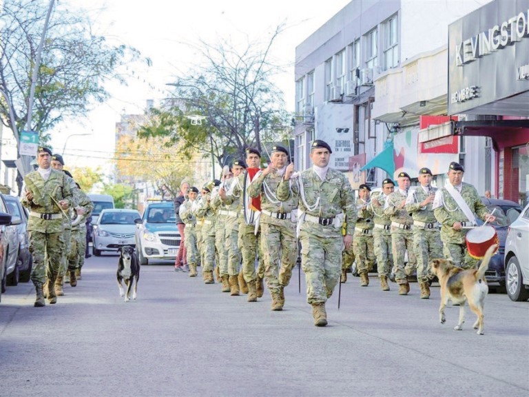 Celebración del Día de la Escarapela: La Banda Militar recorrió las calles céntricas