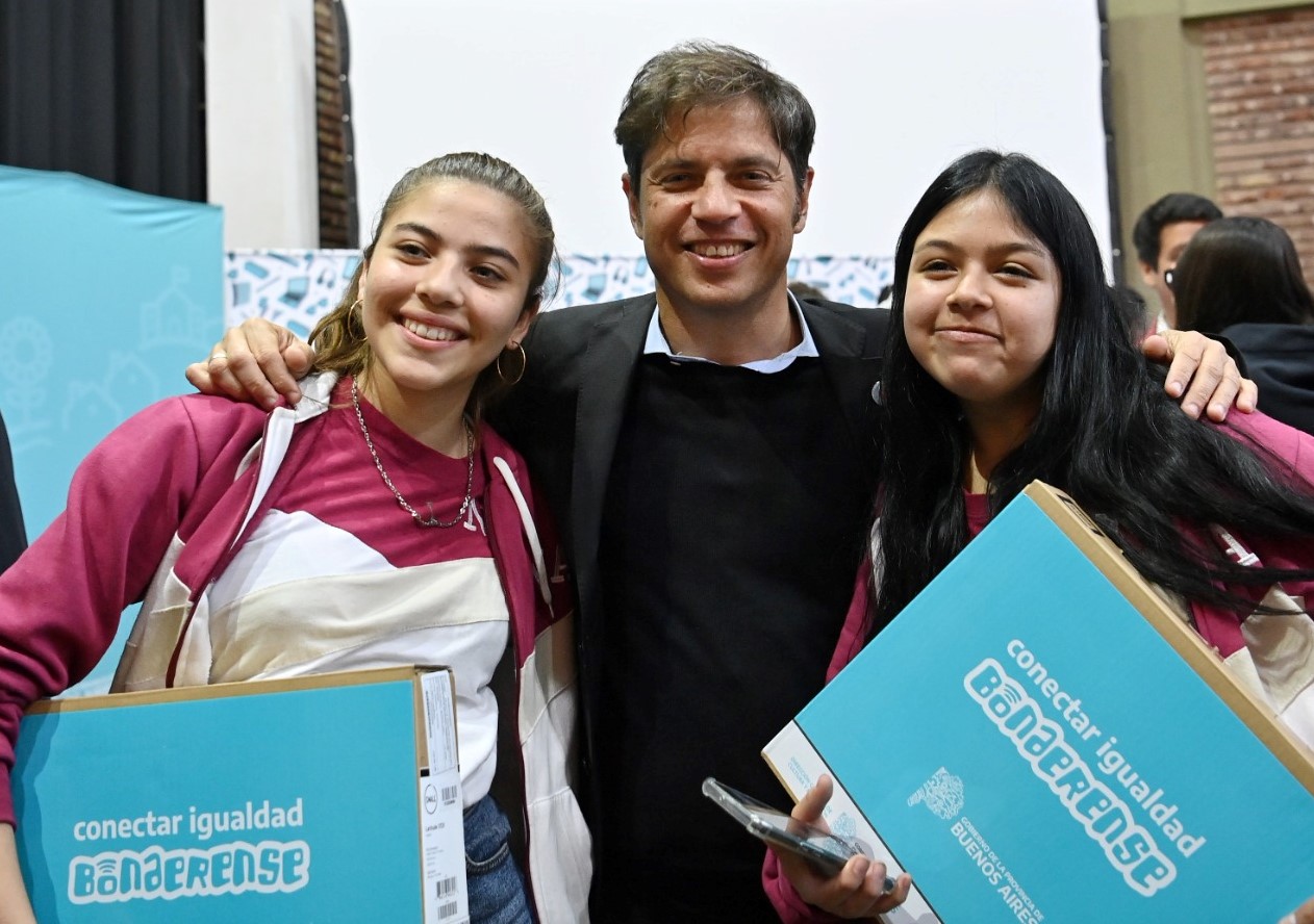 Entregaron 327 computadoras a estudiantes de General Villegas