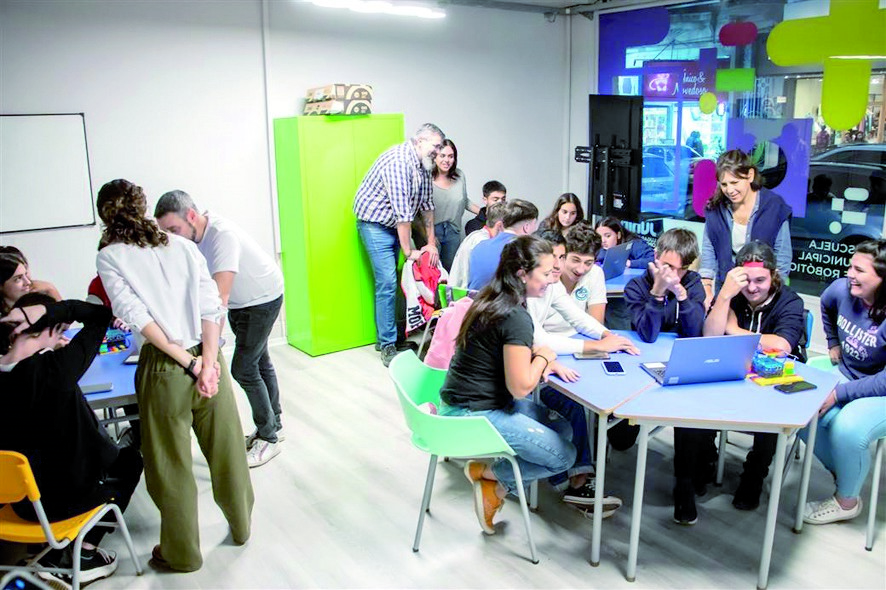 Estudiantes utilizan la Escuela Municipal de Robótica para reforzar sus aprendizajes