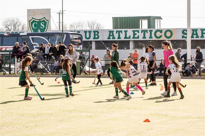 El Municipio acompañó la realización de un encuentro de Hockey Infantil en el club Sarmiento