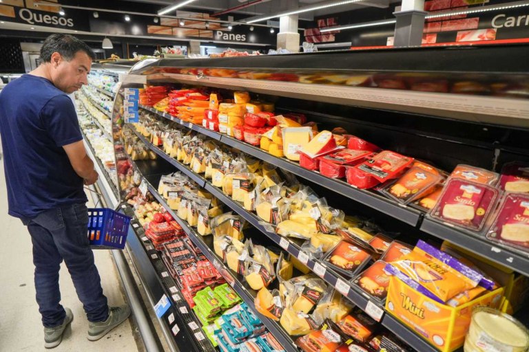 Los alimentos y bebidas siguen presionando la inflación de mayo
