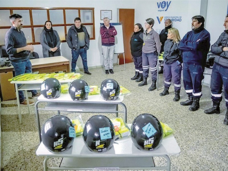 Indumentaria y elementos de seguridad  para la Agencia Municipal de Seguridad Vial