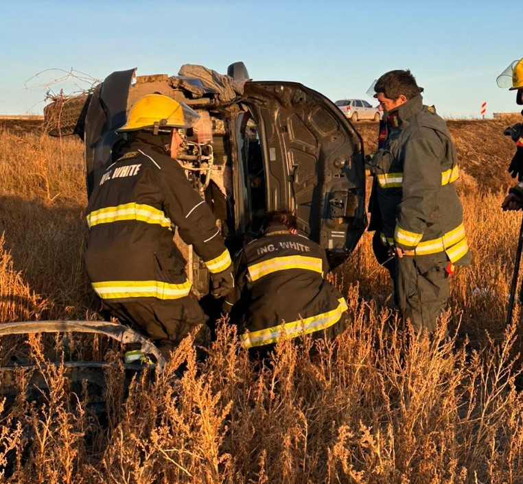 Bahía Blanca: volcó en la ruta 3 y salió del vehículo de milagro