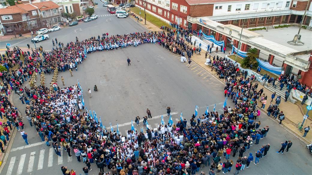 Cientos de alumnos juninenses prometieron lealtad a la bandera argentina