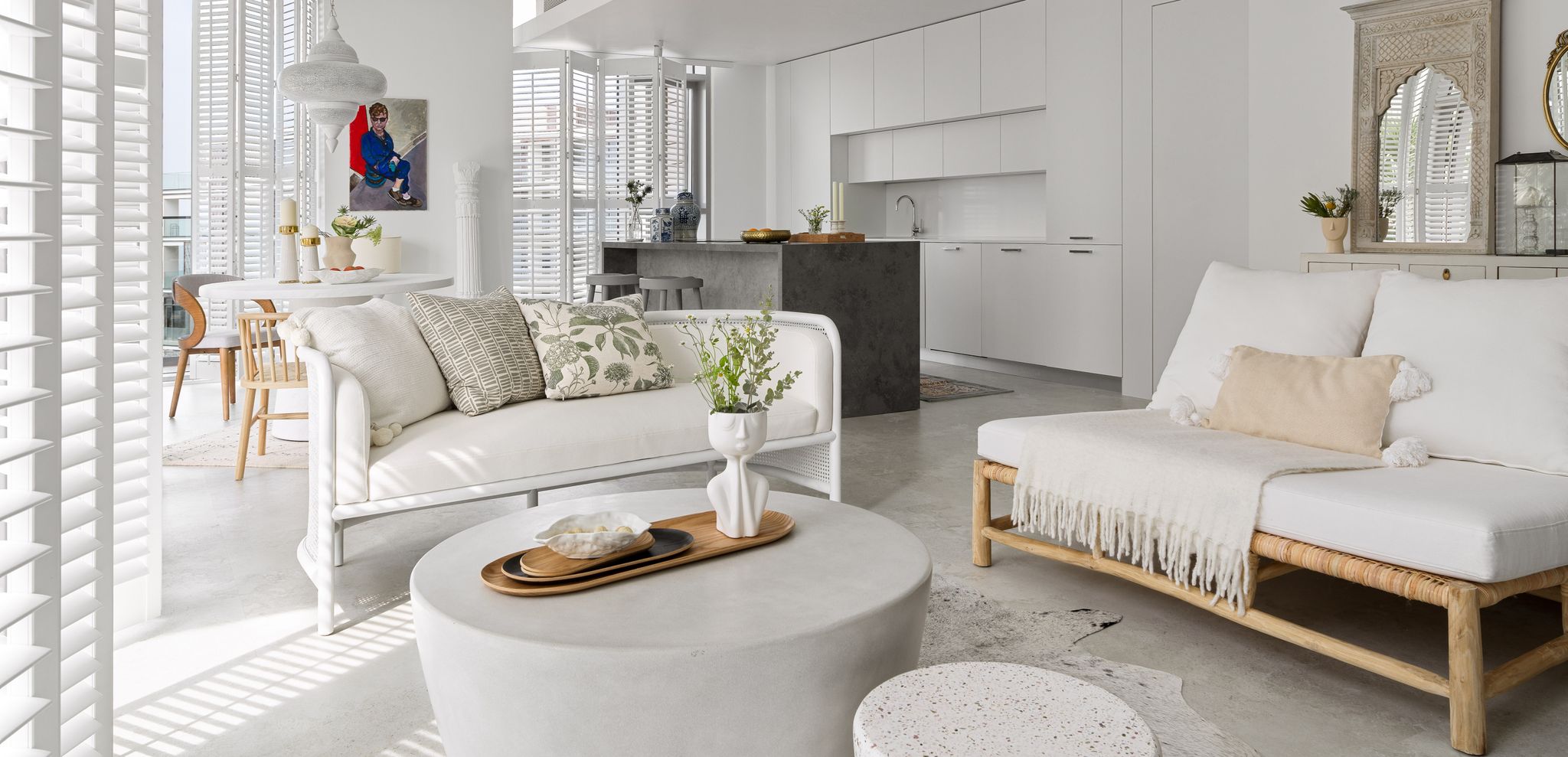 Una casa en blanco, con toques orientales y étnicos