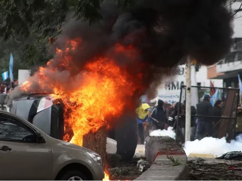 Partidarios de Milagro Sala ingresaron a la Legislatura, provocaron incendios y destrozaron automóviles