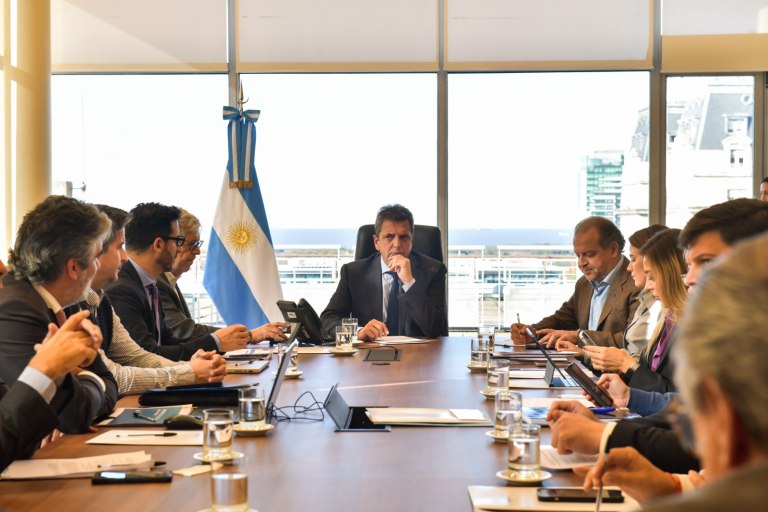 Tras las advertencias de Moreau, desde Economía descartan una renuncia de Massa