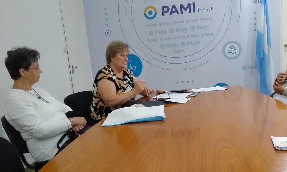 Centros de jubilados piden más internaciones en el Sanatorio Junín