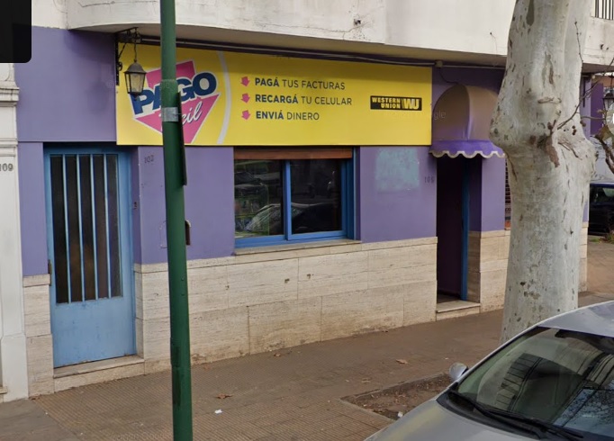 Robaron y huyeron de un local comercial
