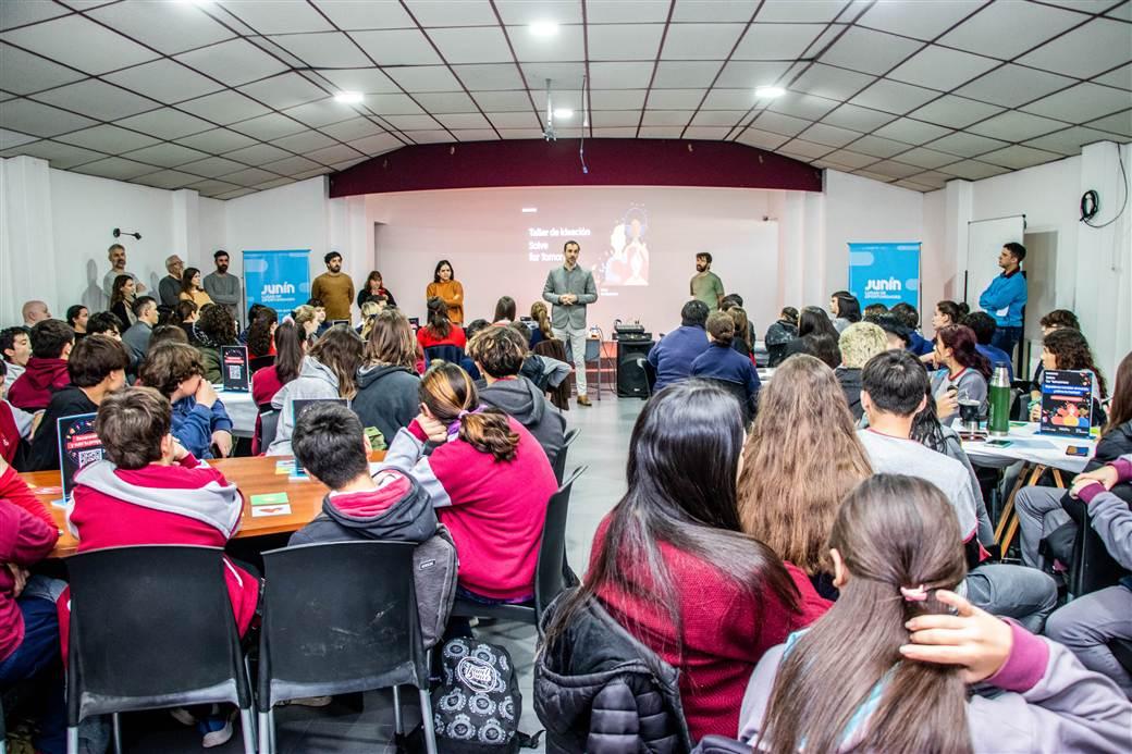 Petrecca a los jóvenes: “El futuro no está en Ezeiza”