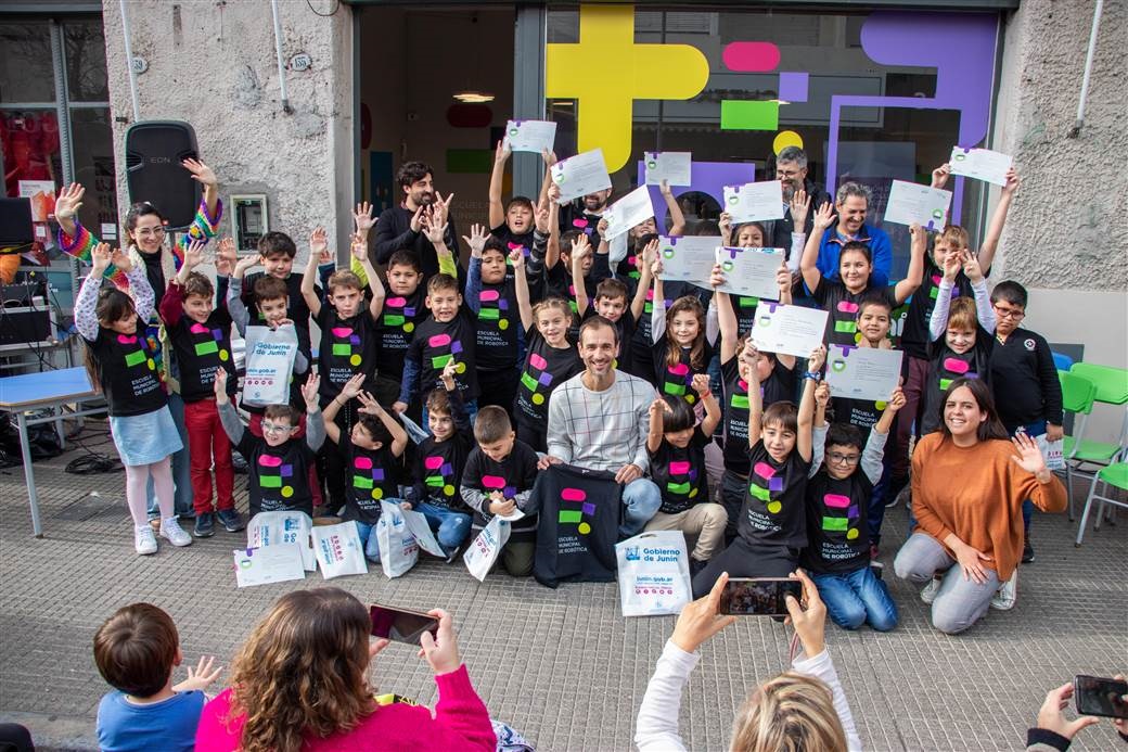 Entrega de diplomas en la Escuela de Robótica