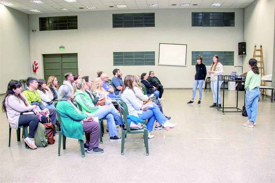 Charla sobre uso responsable de redes sociales para padres de alumnos