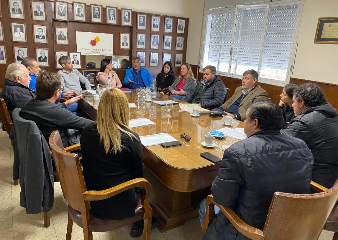 Valeria Arata se reunió con comerciantes cercanos a la obra del paso bajo nivel