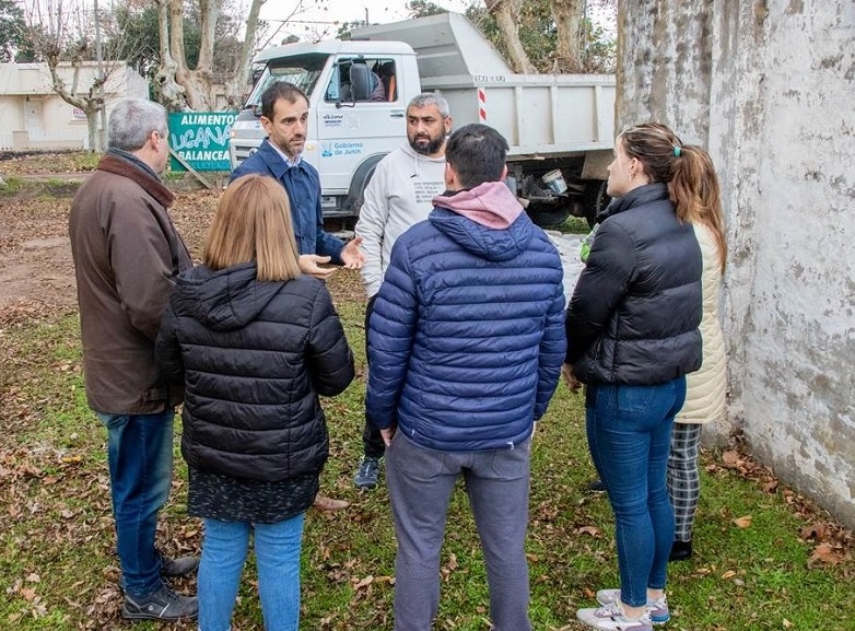 Arreglos en la cancha de pádel del club Atlanta de Morse