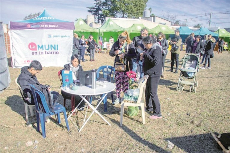 “La Muni en tu Barrio” y “Mercado en tu Barrio” llegaron a Los Almendros y La Merced