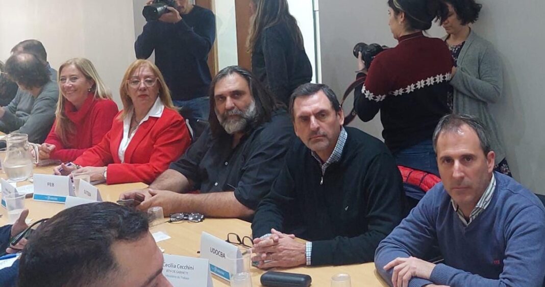 Paritarias: Kicillof acordó con los estatales y espera la respuesta de los docentes