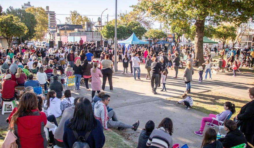 Gran feria patria en la Plaza 9 de Julio para disfrutar en familia