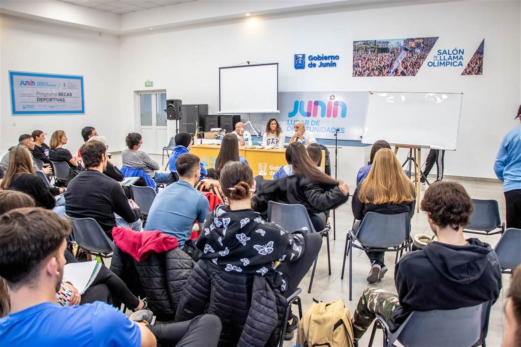 Se desarrolló una clínica de natación en Junín